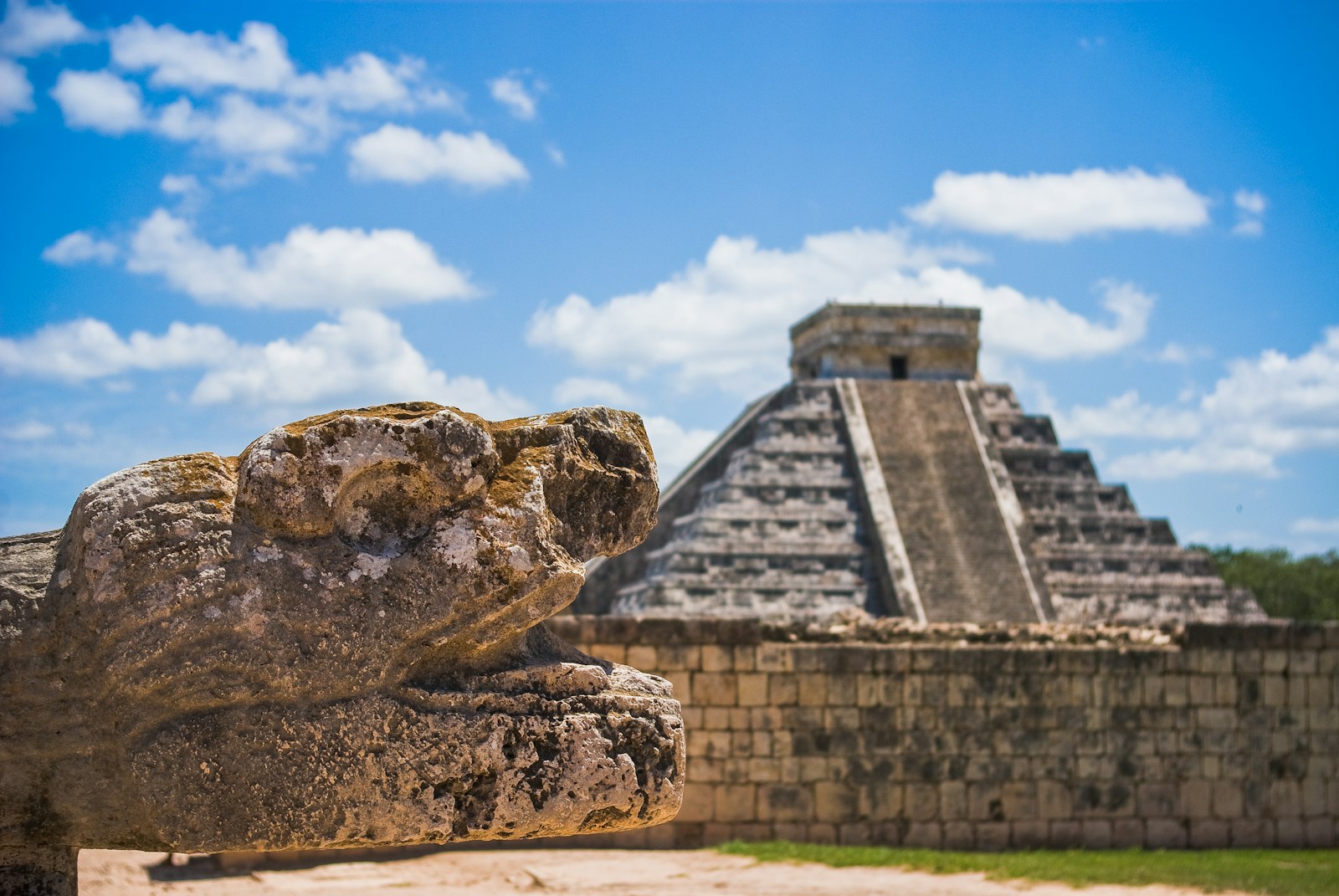 Templo maya de piedra bajo cielo azul en Yucatán